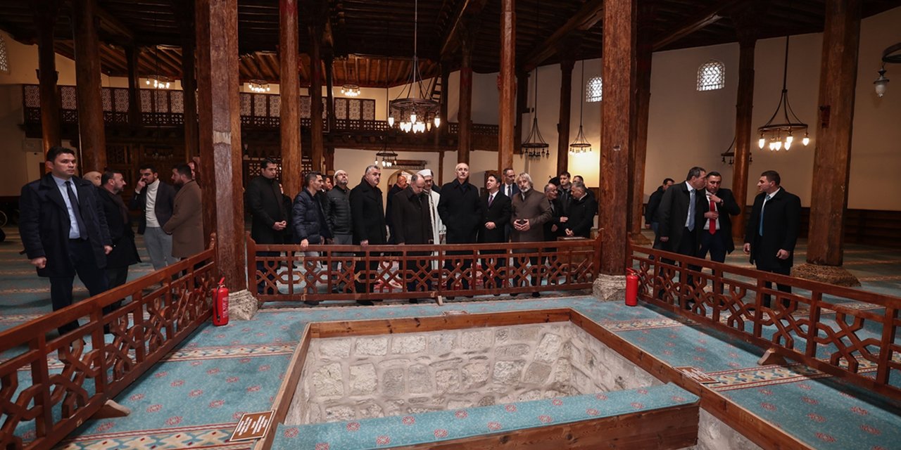 TBMM Başkanı Kurtulmuş Konya’nın ahşap direkli camisini ziyaret etti