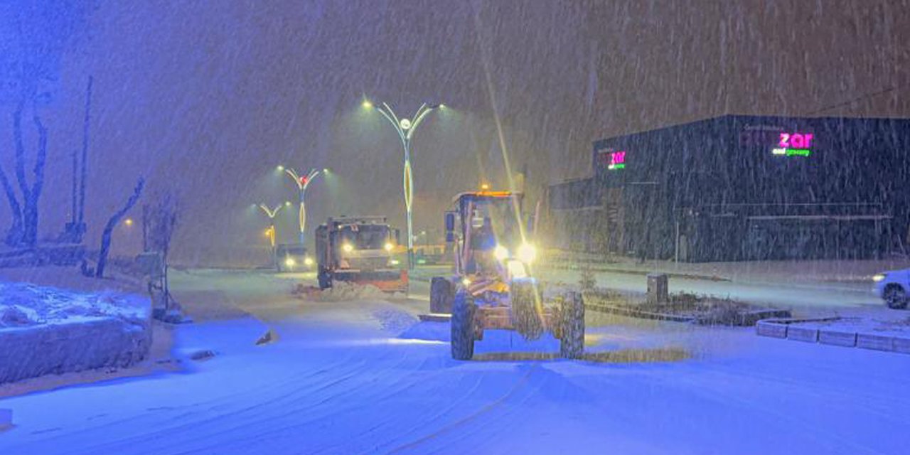 Yoğun kar yağışı 138 yolu ulaşıma kapattı