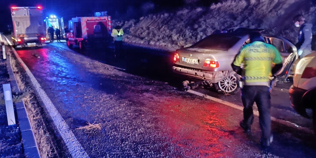 Otomobiller kafa kafaya çarpıştı: 4'ü ağır 8 yaralı