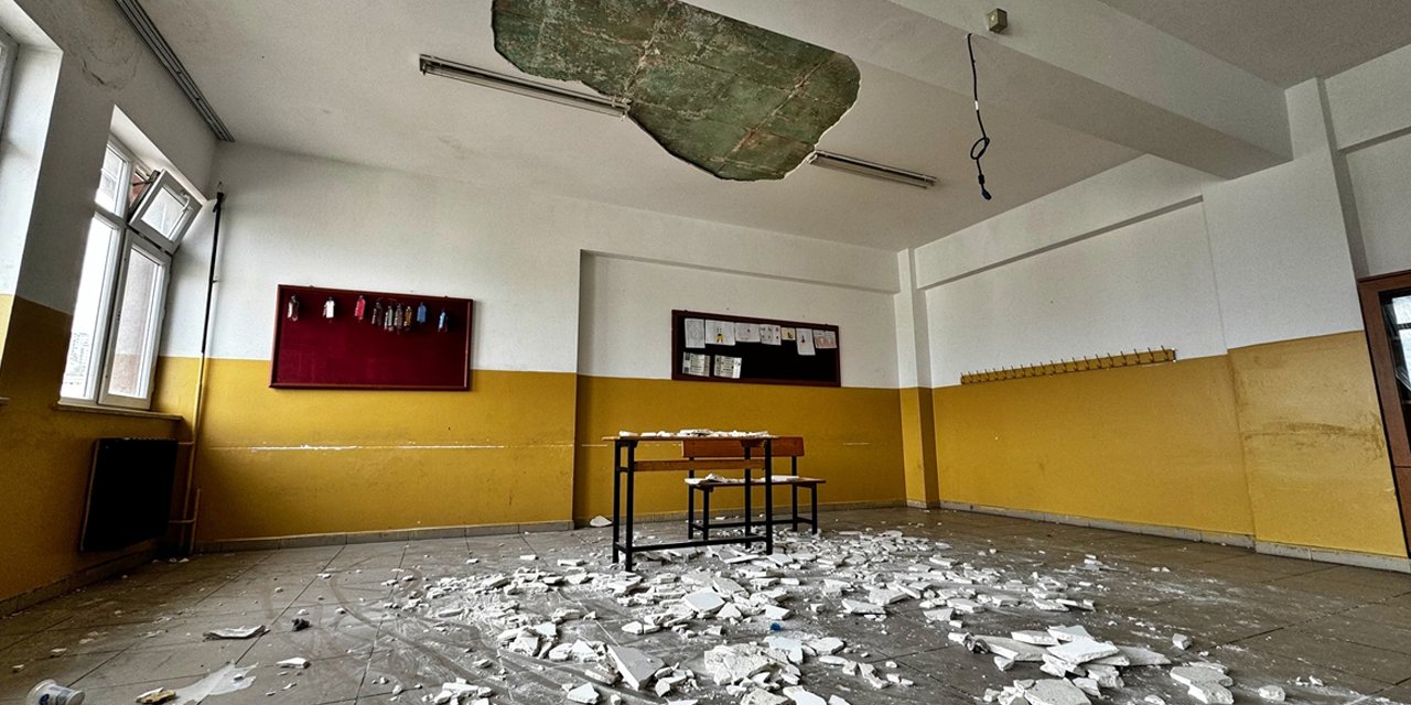 Okulun alçı tavanı düştü, 7 öğrenci yaralandı
