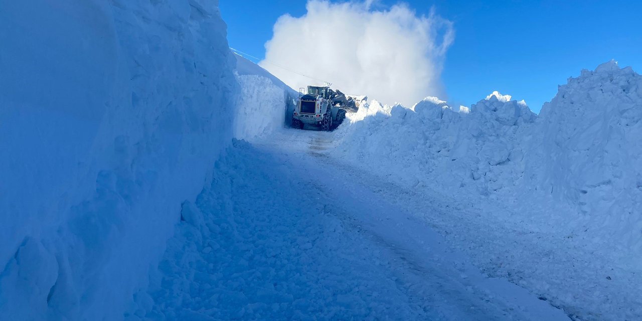 Kar kalınlığı 2 metreyi buldu, ekipler yol açma çalışması başlattı