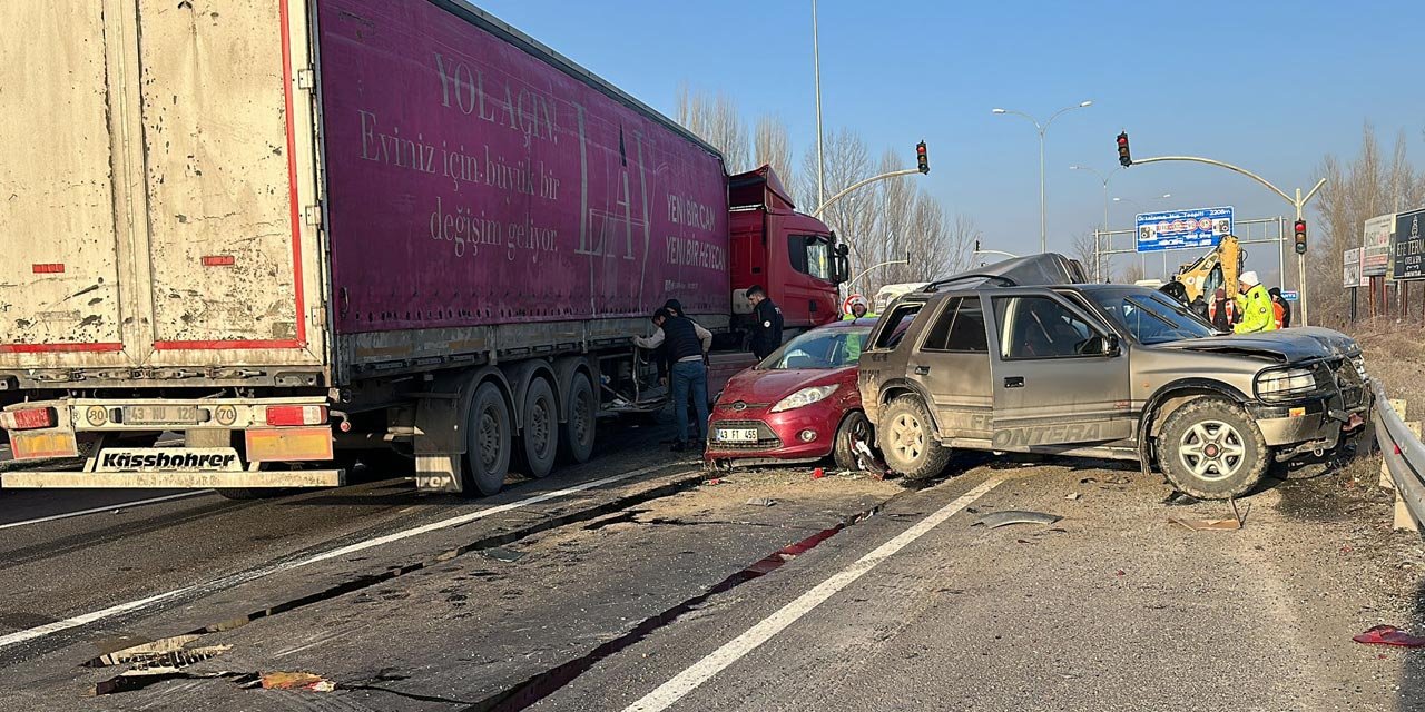 Zincirleme trafik kazasında 8 araç birbirine girdi: 4 yaralı