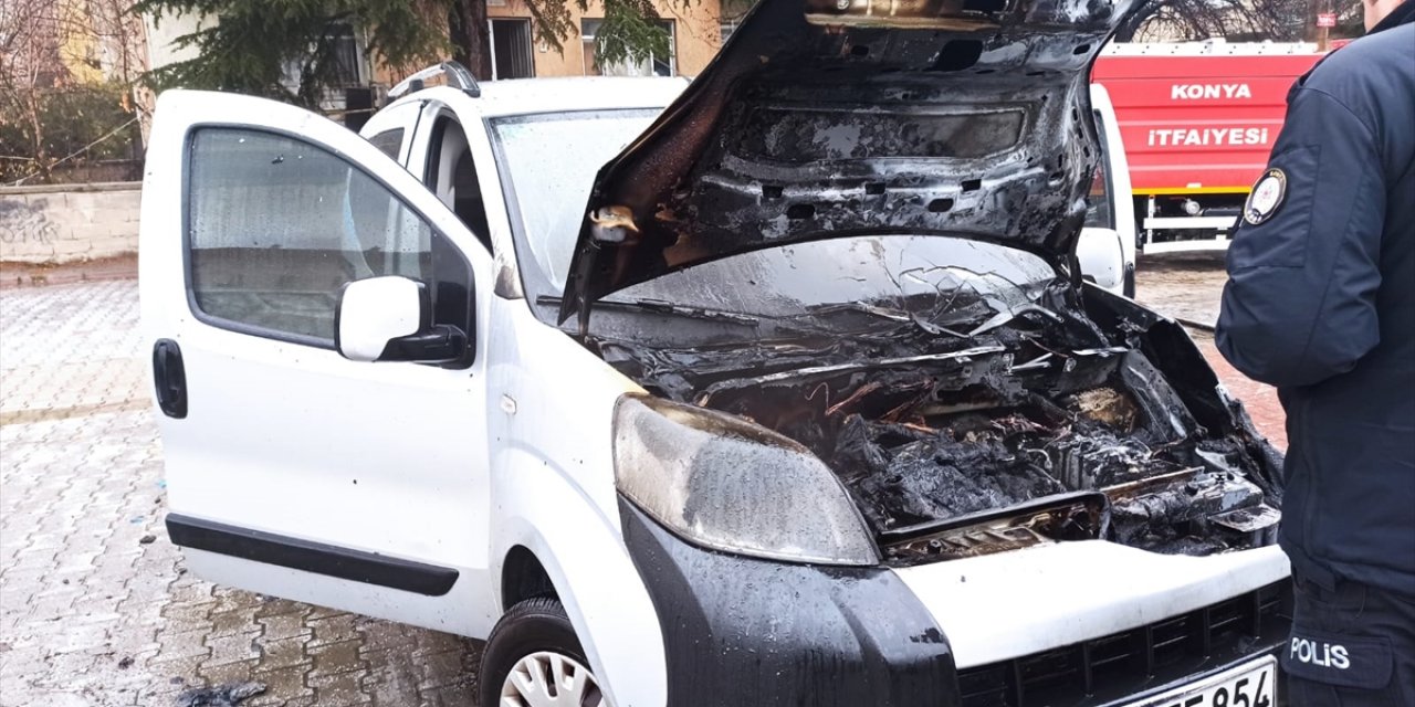 Konya’da park halindeki araç yandı