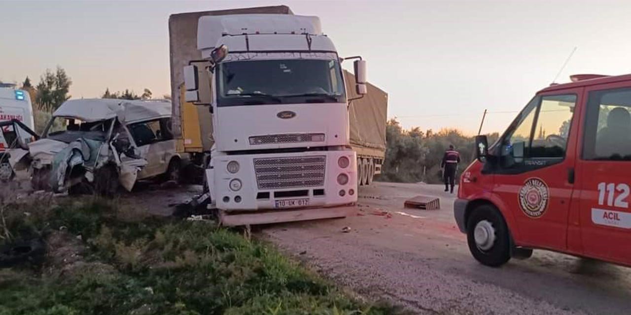 Feci kaza! TIR ile minibüs çarpıştı: 2 ölü, 2 ağır yaralı