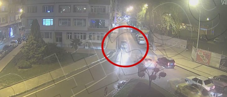 Trafik ışığının bulunmadığı kent merkezindeki kazalar kameralara yansıdı