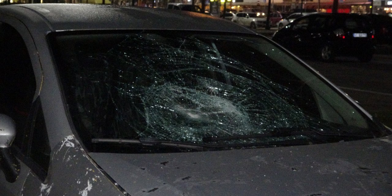 Açık otoparka girip tam 35 aracın camını kırdı