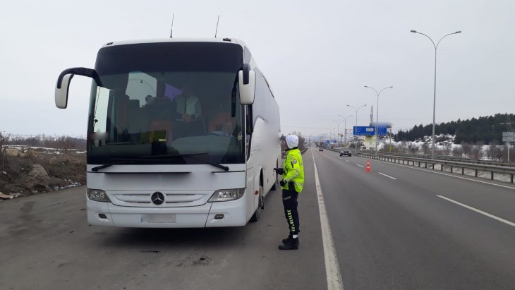 Yolcu taşıyan 351 otobüs trafikten men edildi