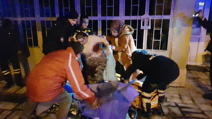 18 yaşındaki genç, annesini sokak ortasında 15 yerinden bıçakladı!