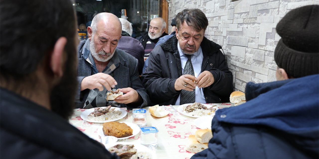 Konya’nın gülleri hayırsever lokantacının misafiri oluyor