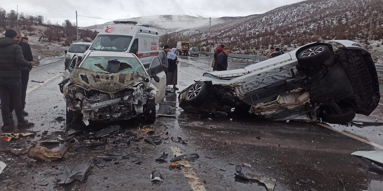 Otomobiller kafa kafaya çarpıştı, ortalık savaş alanına döndü: 1 ölü, 4 yaralı