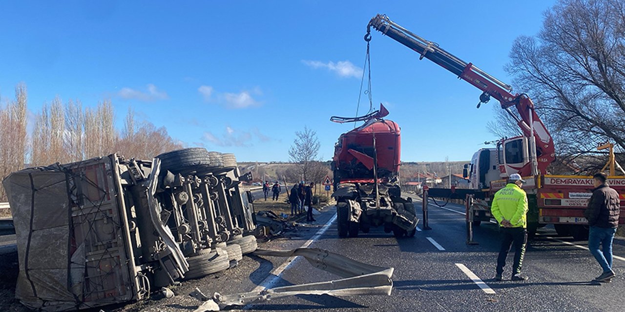 Orta refüje devrilen TIR’ın sürücüsü öldü