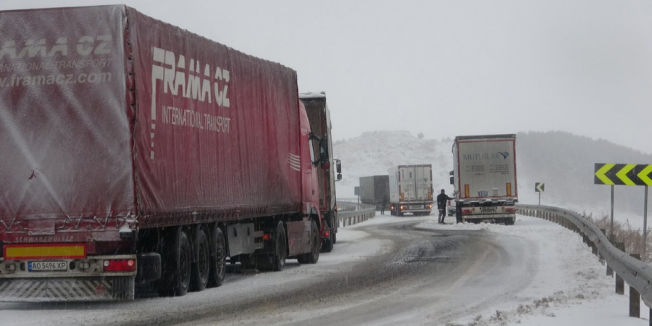 Kar nedeniyle yollar kapandı, TIR’lar mahsur kaldı