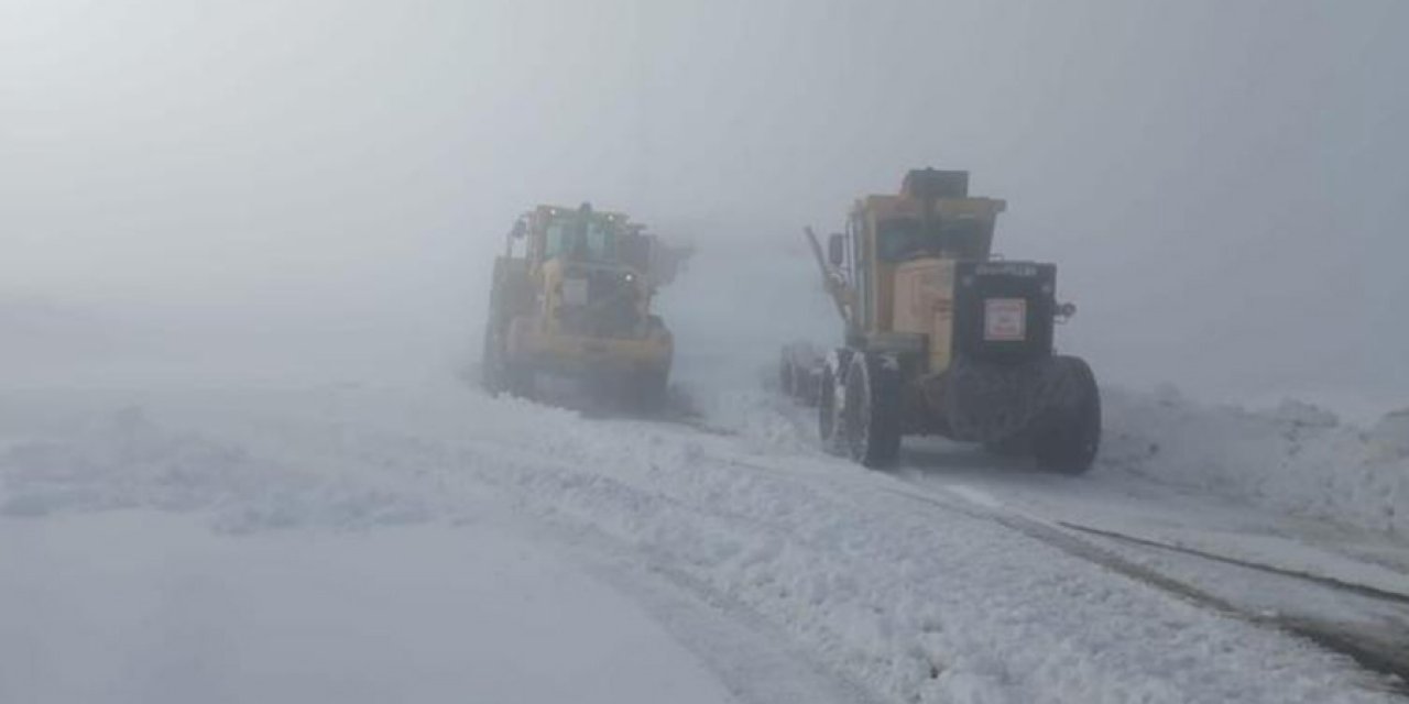 Yoğun kar yağışı 1024 yolu ulaşıma kapattı