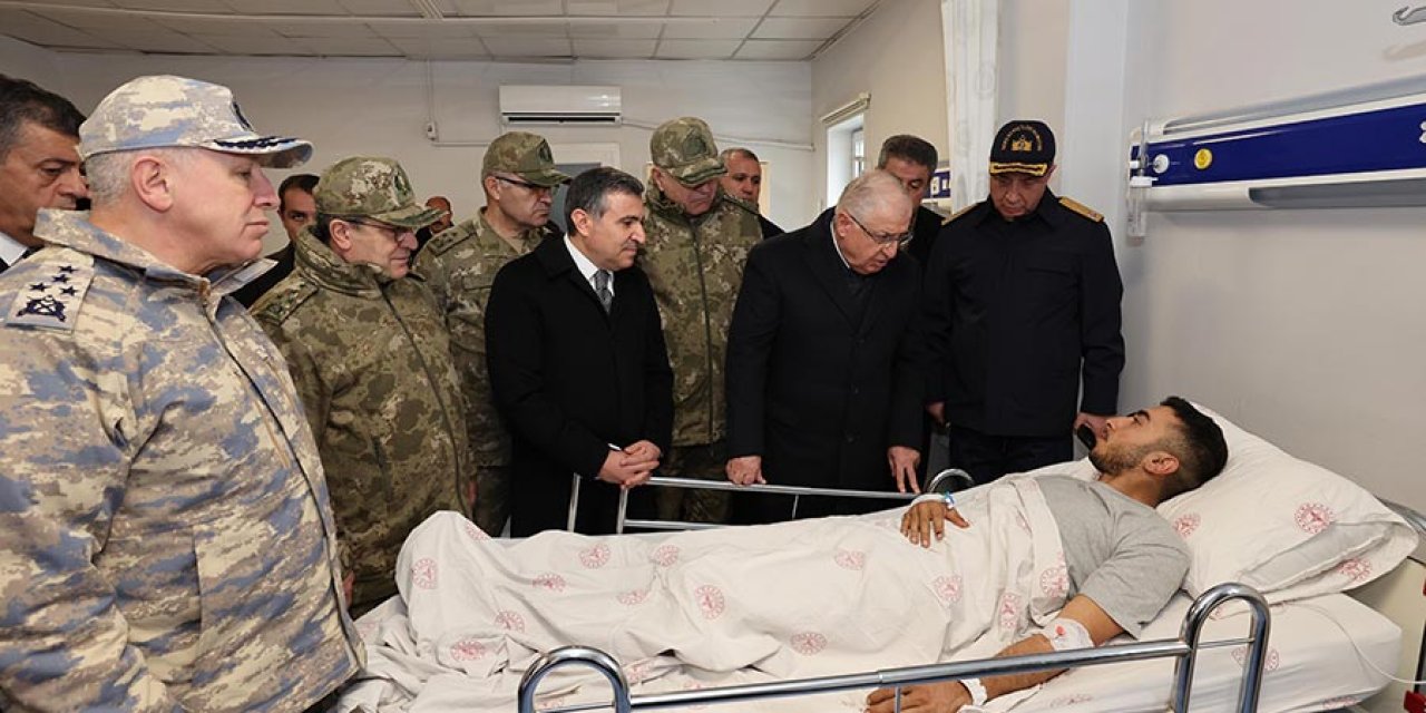 Milli Savunma Bakanı Yaşar Güler’den yaralı askerlere ziyaret