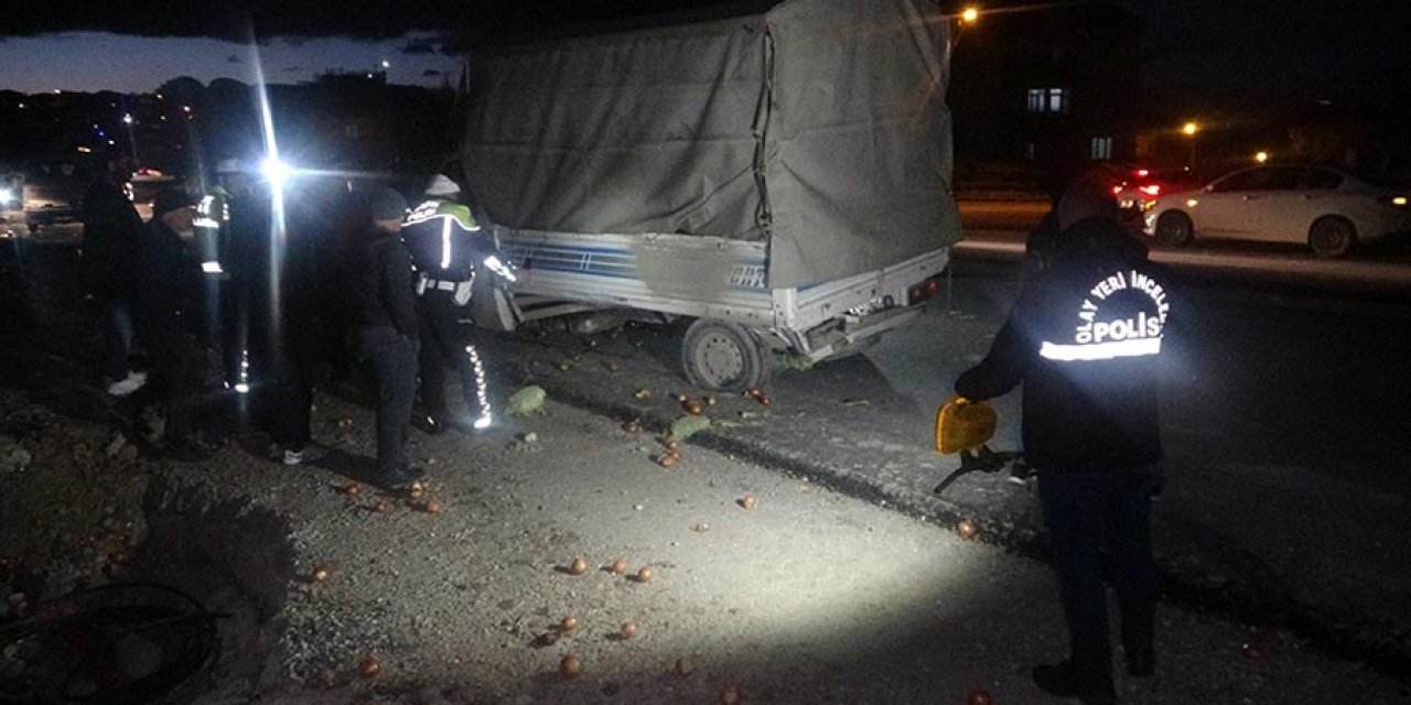 Hafif ticari araçla çarpışan kamyonet, yol kenarındaki adama çarptı: 1 ölü, 1 yaralı