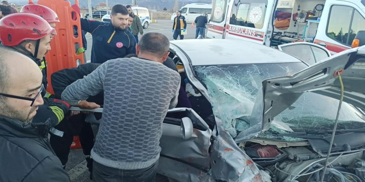 Konya'da otomobil kamyonla çarpıştı, karı - koca sıkıştı