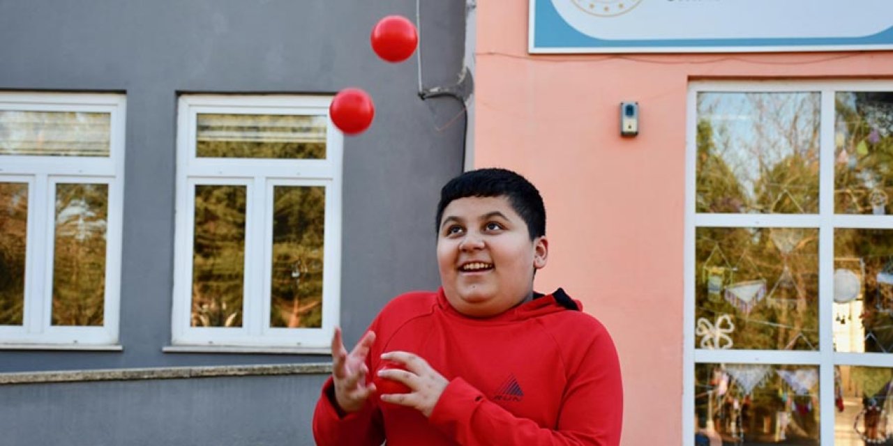 Jonglör olan otizmli öğrenci arkadaşlarından takdir topladı