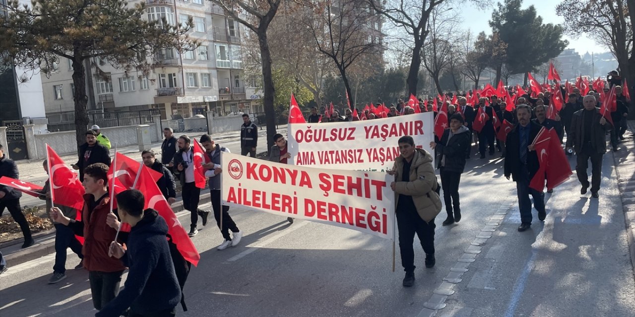 Konyalılar ellerinde Türk bayraklarıyla şehitler için yürüdü
