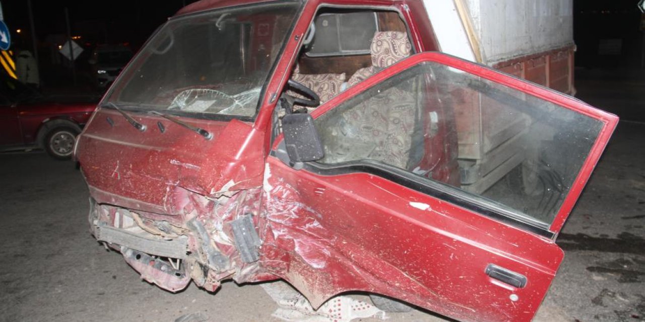 Konya’da 3 araç kavşakta çarpıştı! 3 yaralı var