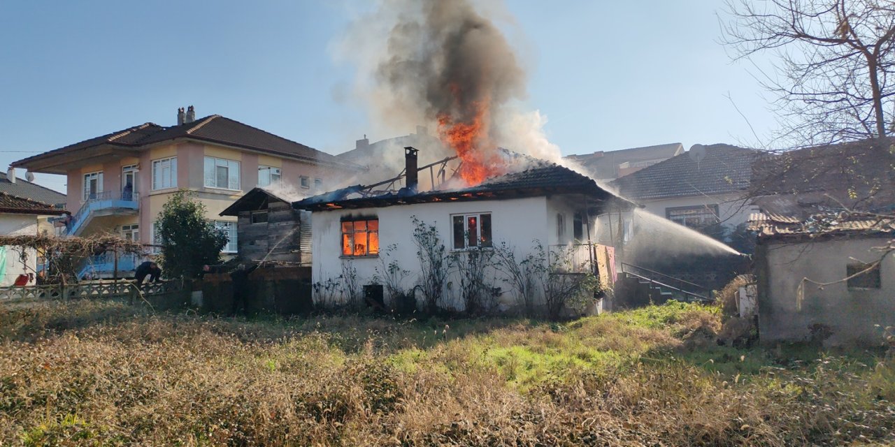 Soba yangına neden oldu! Felçli kadın ile oğlunu komşuları kurtardı