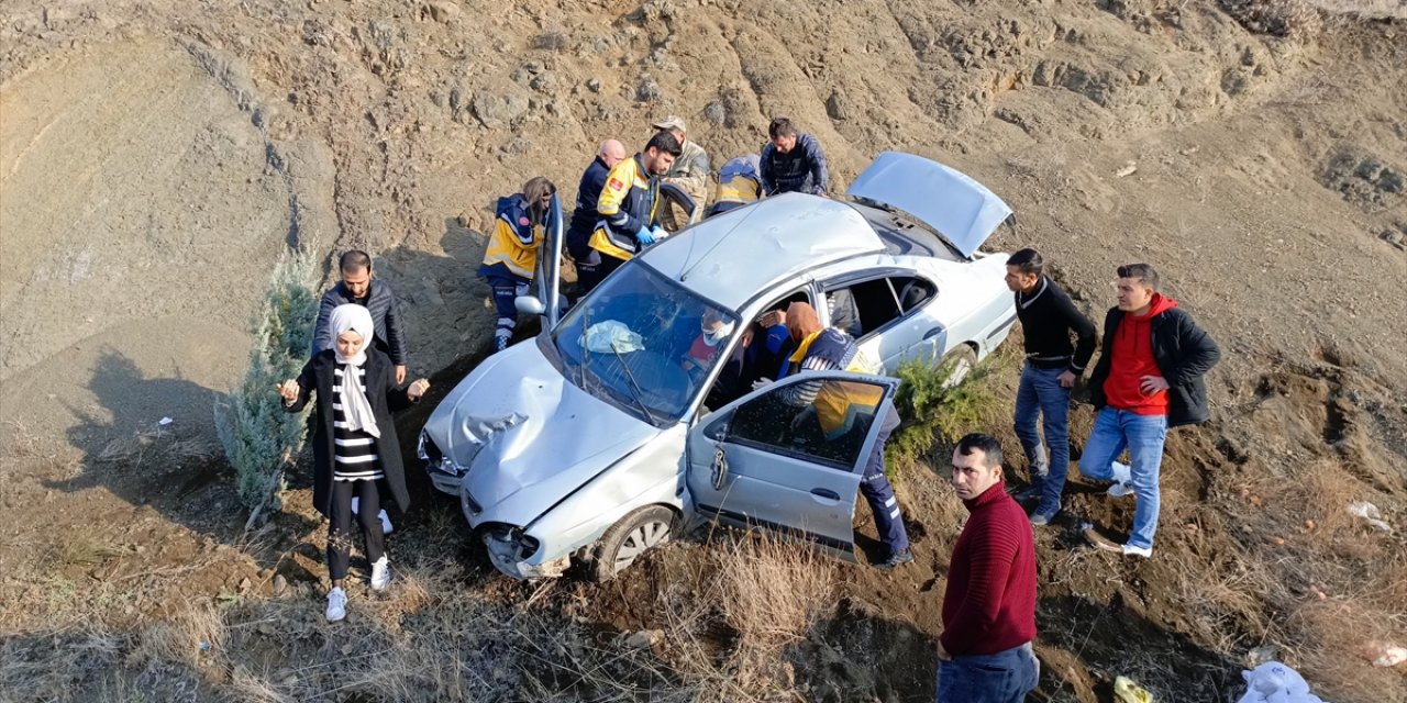 Otomobil şarampole devrildi: 5 yaralı