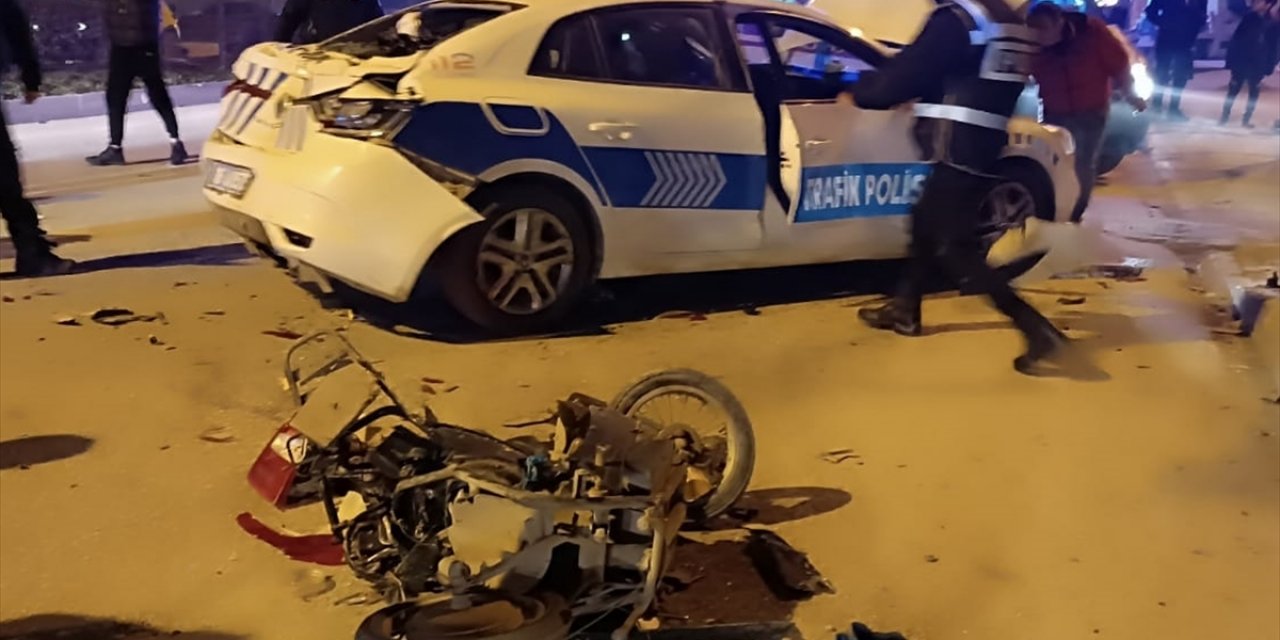 Polis aracı, otomobil ve elektrikli bisiklet çarpıştı: 2'si polis, 4 yaralı