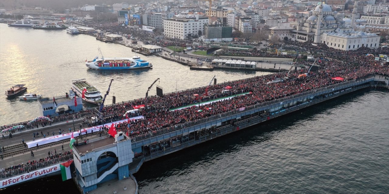Yeni yılın ilk gününde on binler Galata Köprüsü'nde!