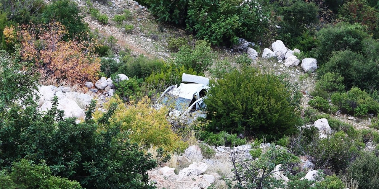 Uçurumdaki otomobili gören telefona sarıldı! Gerçek ekipler gelince ortaya çıktı