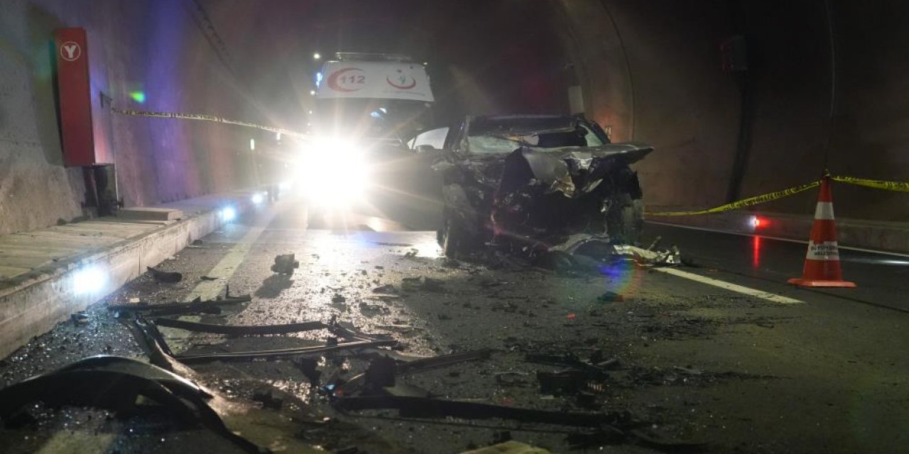 Tünelde pancar yüklü TIR’a çarpan otomobilin sürücüsü öldü