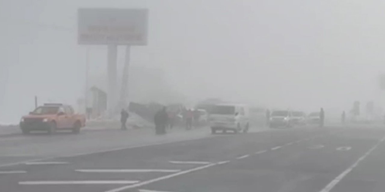 6 araç sis ve buzlanma nedeniyle birbirine girdi: 18 yaralı