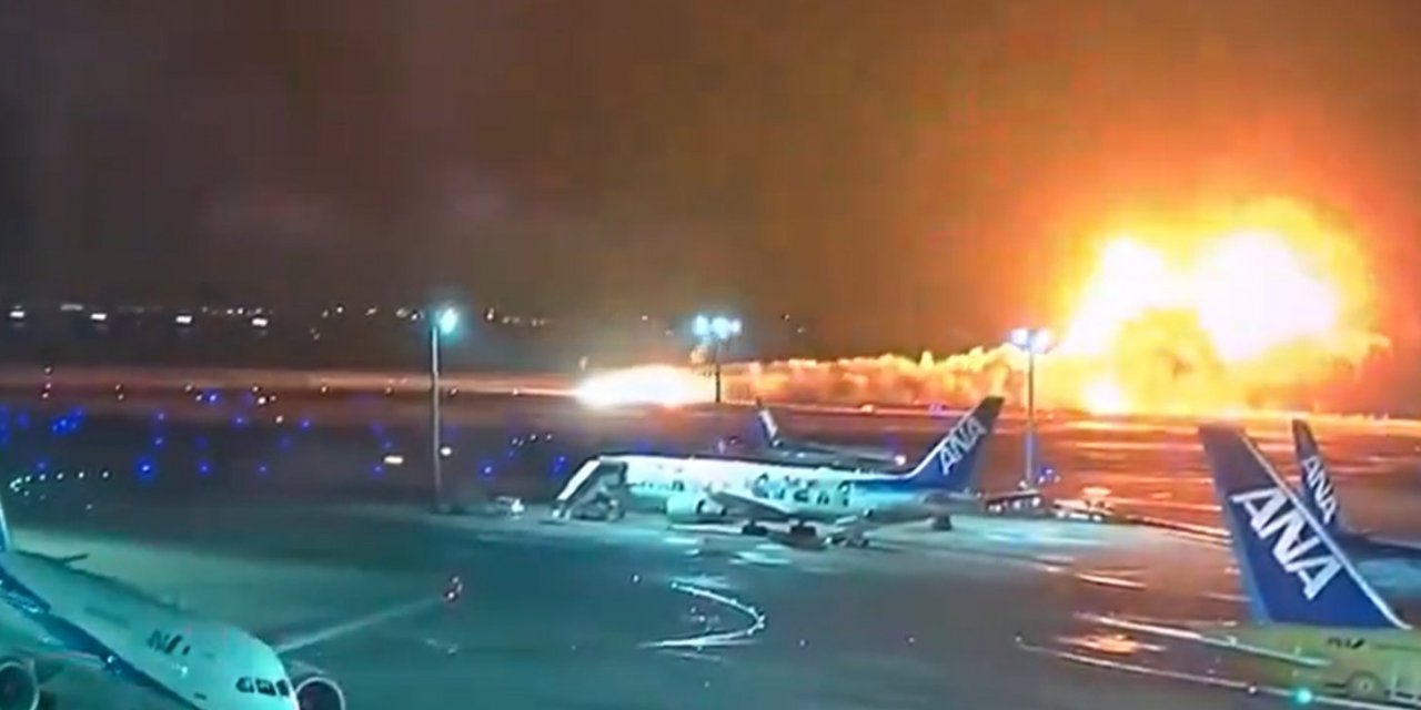 Havalimanında 2 uçak çarpıştı, yolcu uçağı alev aldı