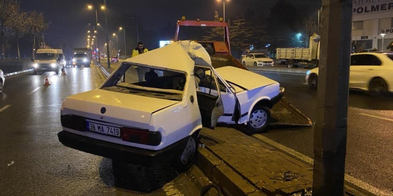 Direğe çarpan TOFAŞ bu hale geldi, 4 kişi yaralı çıktı