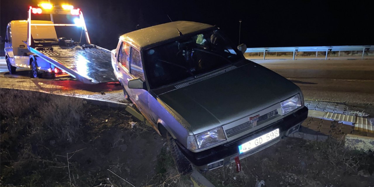Konya’da alkol komasına giren sürücü, otomobiliyle kaldırımda asılı kaldı