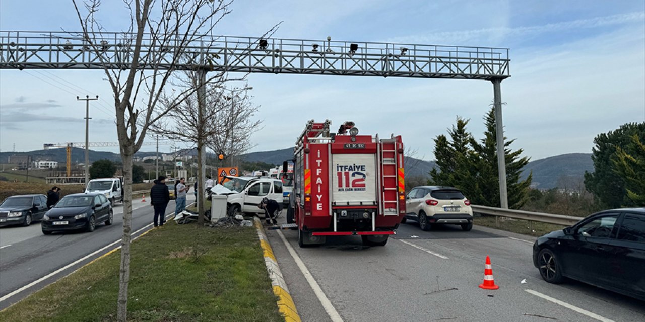 Aydınlatma direğine çarpan otomobilin sürücüsü öldü