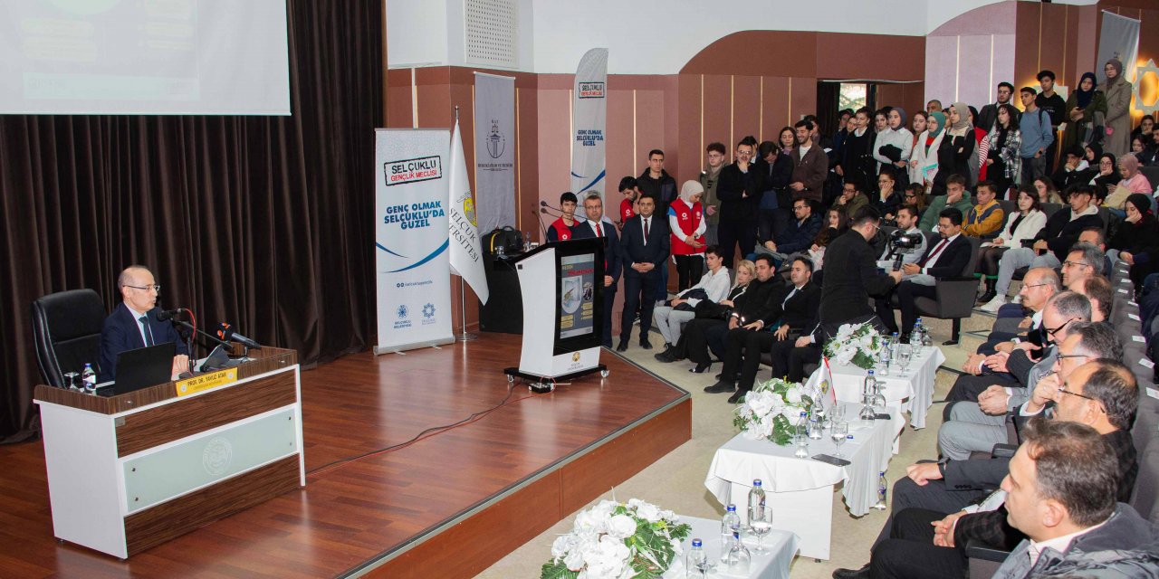 Cumhurbaşkanı Başdanışmanı Atar, Konya’da yeni anayasanın önemini anlattı
