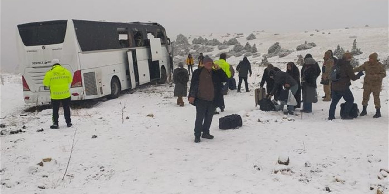 İki otobüs ve bir kamyon birbirine girdi! Ölü ve yaralılar var