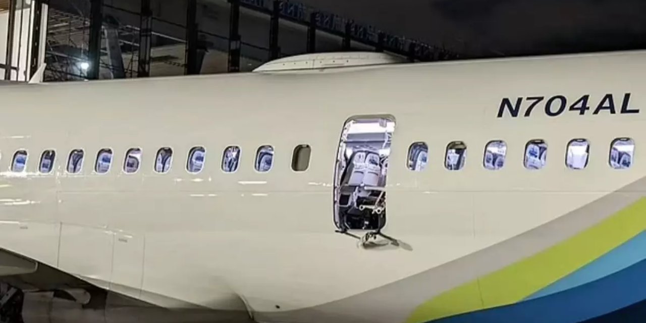 Havadayken kapısı kopan yolcu uçağı acil iniş yaptı