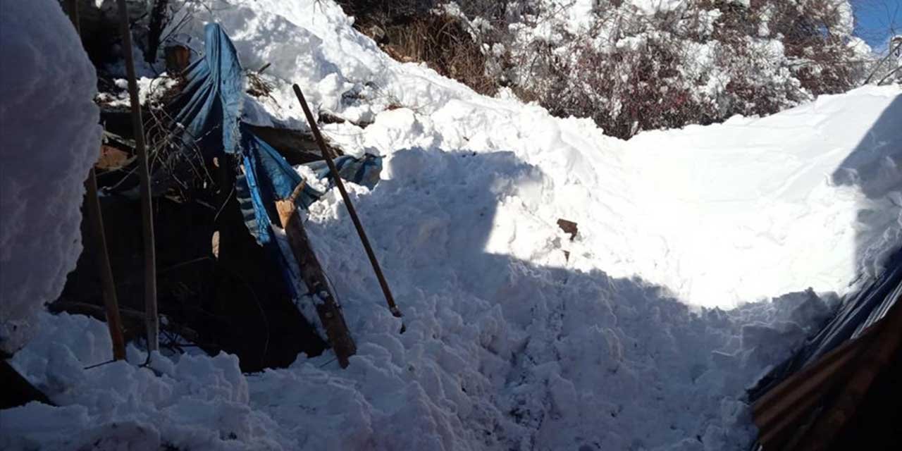 Kar nedeniyle çöken çatının altında kalan kadın öldü