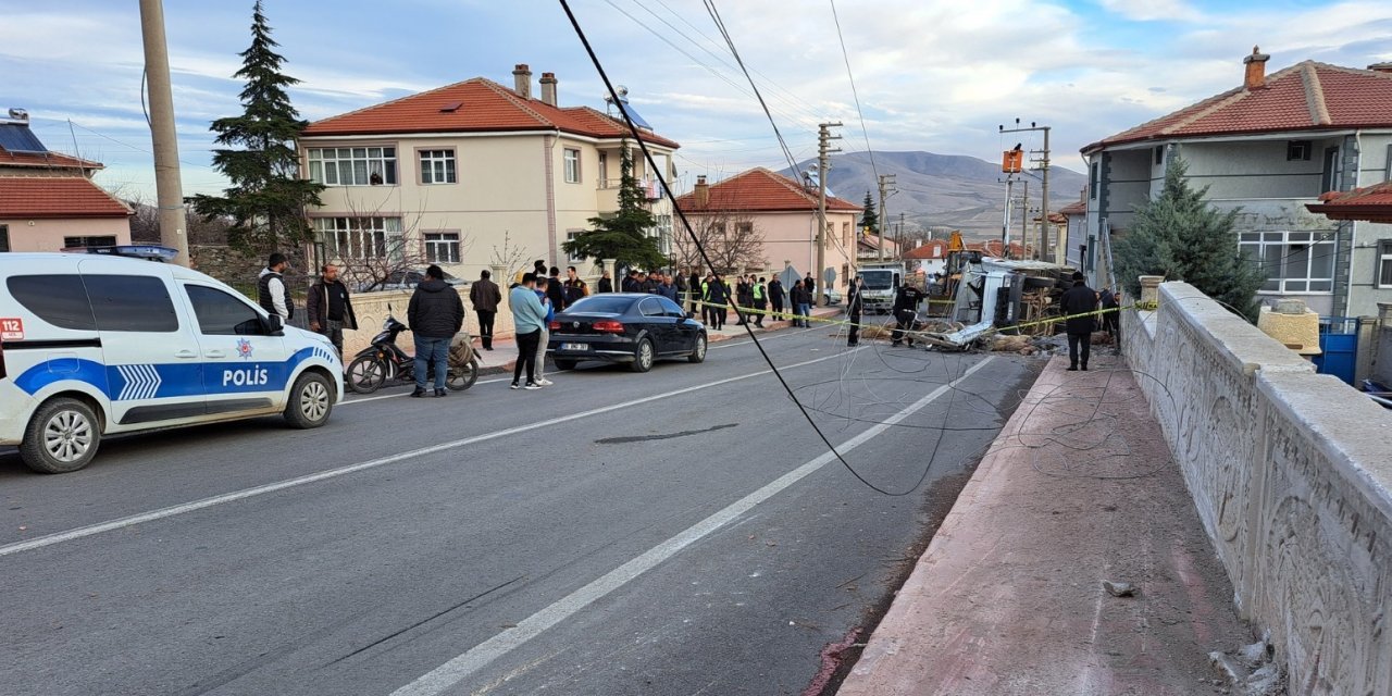 Konya'da hayvan yüklü kamyonet devrildi! 2 ölü var