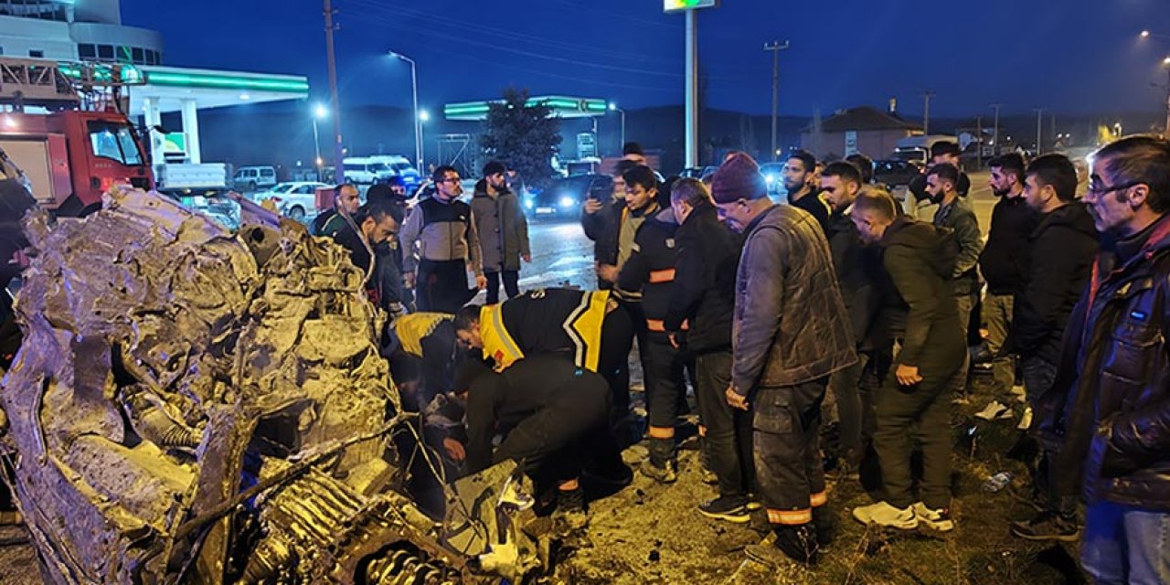 Kazada ikiye bölünen otomobil alev alev yandı: 1 ağır yaralı