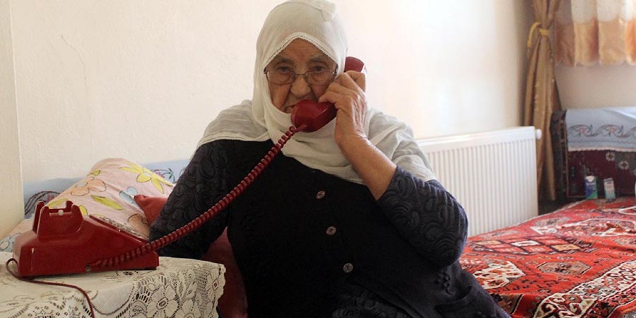 90 yaşındaki Sıdıka teyze, 44 yıllık ahizeli telefonunu bırakmadı