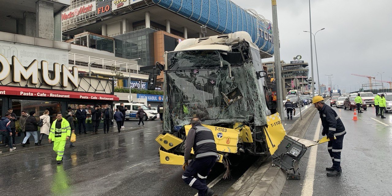 Belediye otobüsü direğe çarptı! Yaralılar var