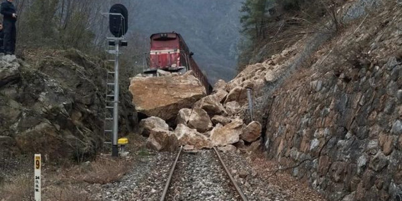 Demir yoluna kayalar düştü, tren raydan çıktı