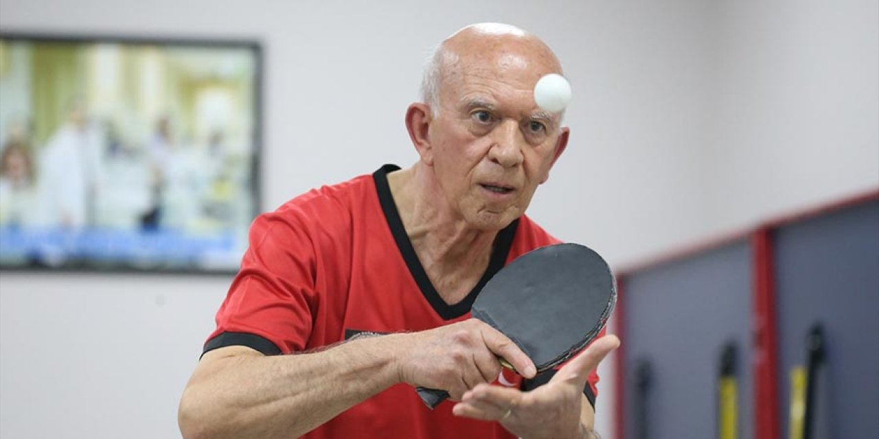 72 yaşındaki master masa tenisçi Şenel Altun, 55 yıldır raket sallıyor