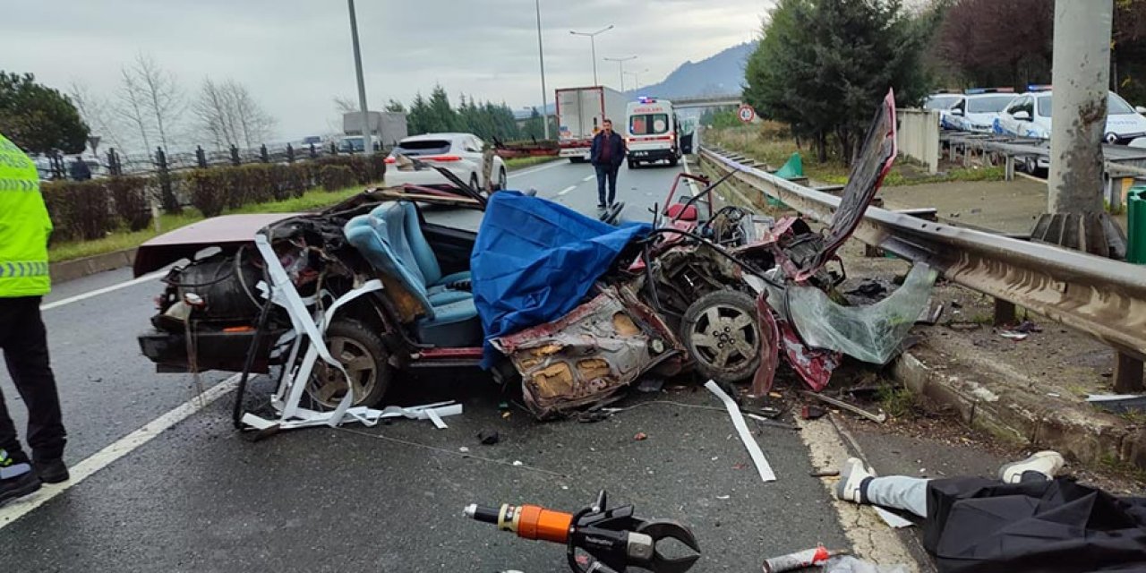 Bariyerlere çarpan otomobil parçalara ayrıldı! 2 ölü, 2 yaralı