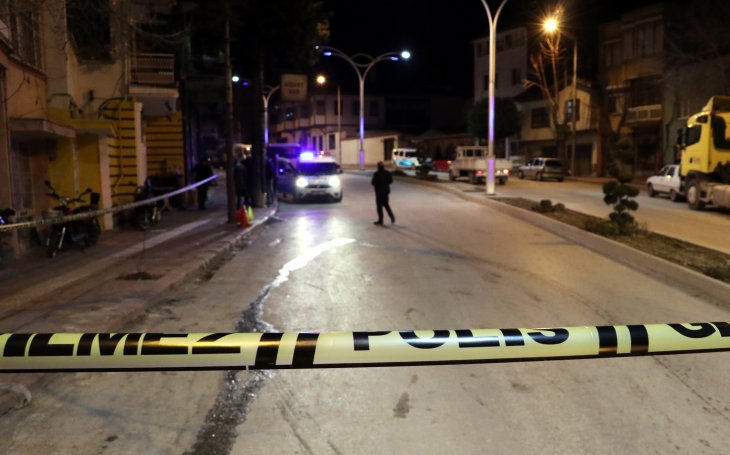 Baba ve oğlunun, husumetli oldukları kişiyi bıçakla yaraladığı iddiası