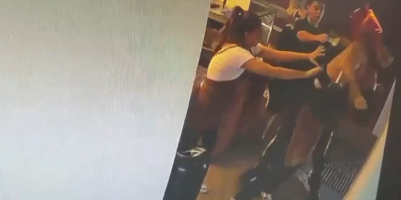 Kız arkadaşının kahve bardağına gülücük çizen baristayı tekme tokat dövdü