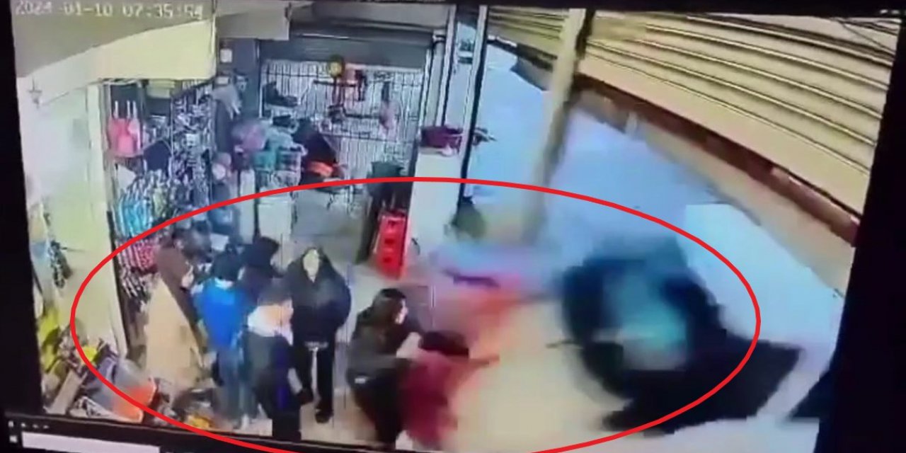 Minibüsün markete girdiği kaza anı güvenlik kamerasında