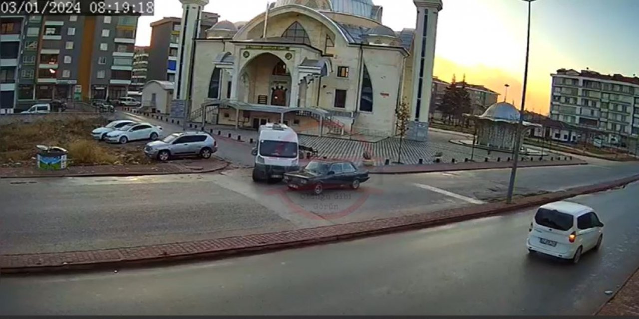 Konya’da kadın sürücüye çarpan servisçi parçaları toplayıp gitti