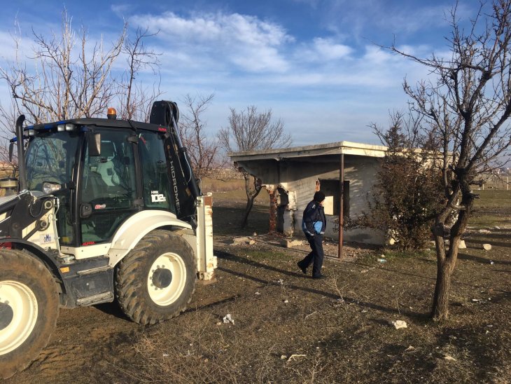 Kulu’da metruk bağ evi yıkıldı